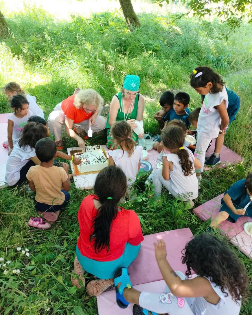 Copii fericiți primind ghiozdane