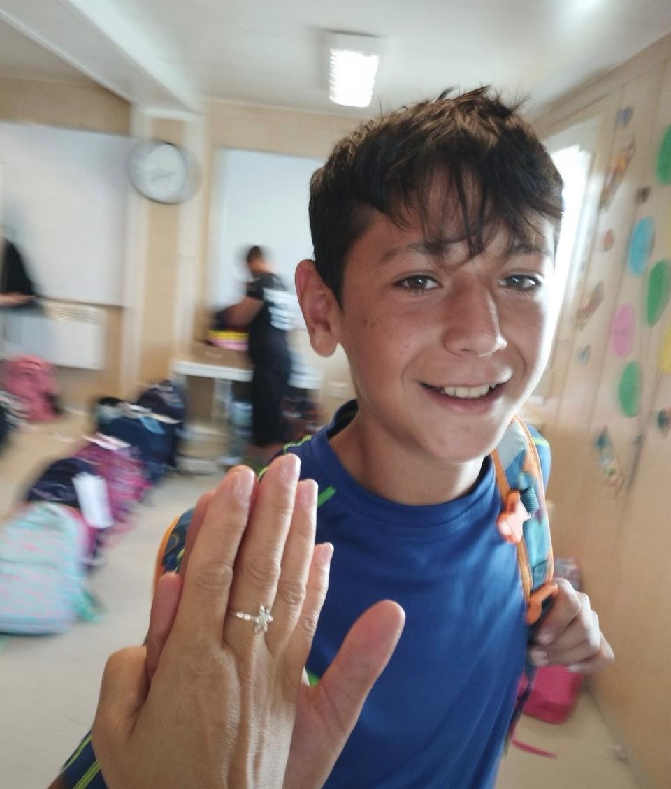 Copii fericiți primind ghiozdane