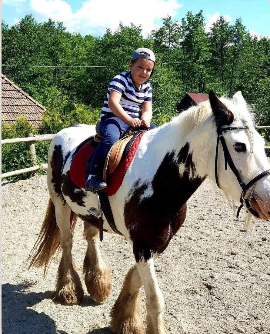 Copii fericiți primind ghiozdane